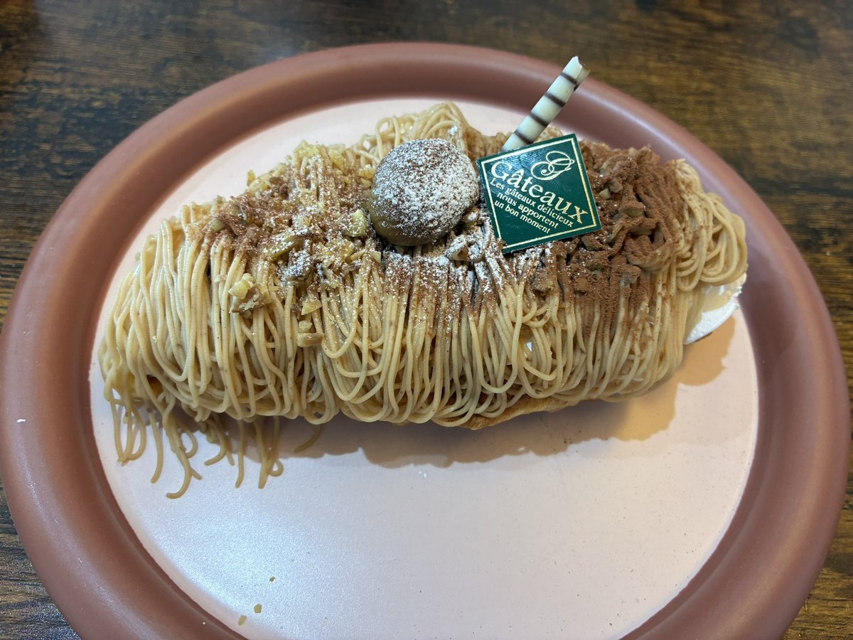 BF3431's tweet photo. 初めて姪っ子を連れて三人でハネカフェへ☺
ハンバーグもパンケーキもクロッフルも美味しいって喜んでてケロ助カワイイって喜んでて
しゃちょー若くて美人て言ってた🥰
連れてった叔父さん（ワシ）大喜び😁
ごちそうさまでした😊

#HaneCafe
#モンブランメニュー初日 https://t.co/5QkPauVfFh