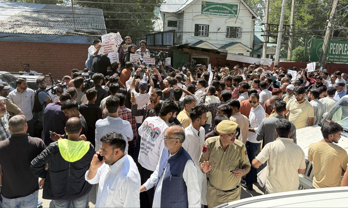 jkpdp's tweet photo. Party leader @IltijaMufti_ stands with hundreds of students and youth workers protesting the reservation policy in Srinagar. Years of education, sacrifices by families and the aspirations of an entire generation cannot be reduced to uncertainty. Publish the Sub-Committee report and let the people know what it recommends.