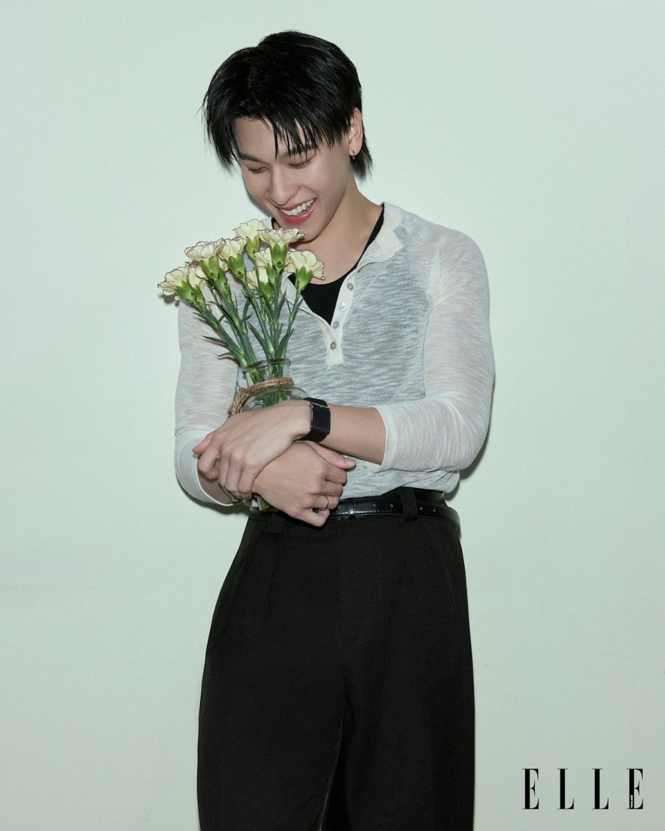 ELLEThailand's tweet photo. #ELLEExclusive “เพลงนี้ผมว่ามันเป็นตัวแทนของความรักที่ดีนะ มันไม่ใช่แค่ชื่อเพลง #ฉันไม่รู้จักชื่อดอกไม้แต่จะหามาให้เธอ แต่คือประโยคหนึ่งที่อยากจะส่งให้กับคนฟังหรือคนที่เรารัก”

อ่านสัมภาษณ์ของ ออฟโรด @TOTOGABACK ที่ https://t.co/asJ2Vspkc9

#ELLEThailand 
#offroadKTP #OFFROAD https://t.co/3fW2NAAkqi