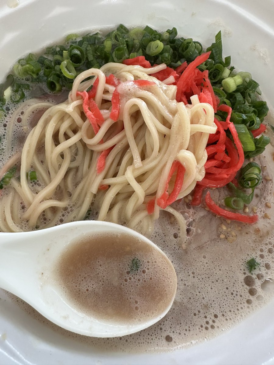 toku0728's tweet photo. 熱狂中野ラーメン祭2026
箕輪家×ラーメンきら星
《超本気の熟成くさうま豚骨》
＋漢盛り
お目当ての3杯目😋漢盛りは薬味ネギとチャーシューが増される‼︎紅生姜はセルフで✨本当にくさうま♡1番並んだ！タイガー店主とか実行委員長と2ショット撮ったり最高だった📸Tシャツ買いましたよ〜まるちゃん✌️ https://t.co/8GPabwrTYJ