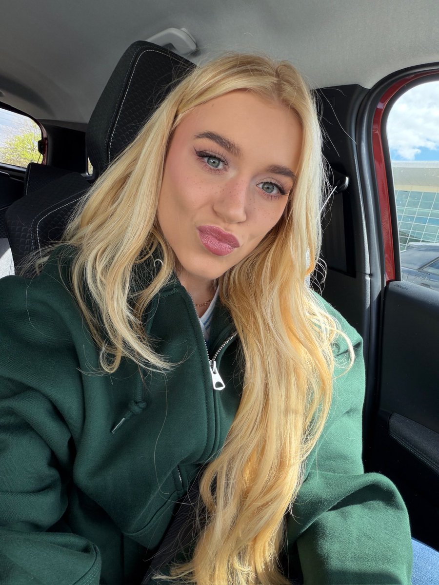 ellelovescity's tweet photo. Am I the only one who loves doing nothing on the weekends 😂 https://t.co/9dG07trig4
