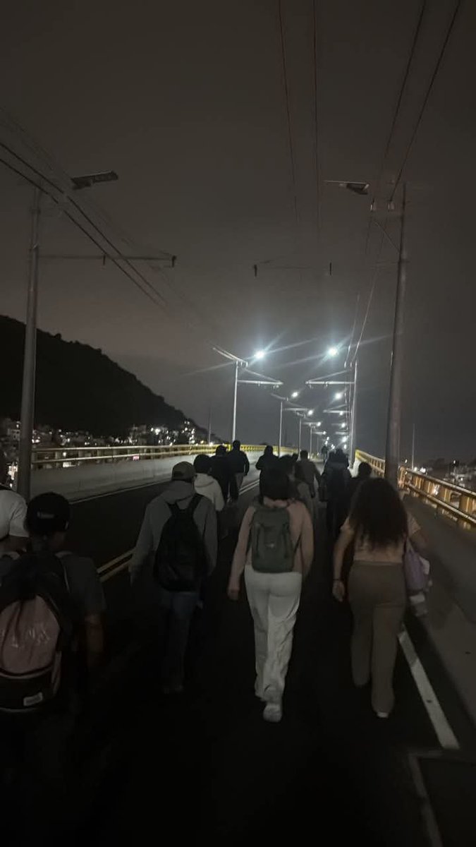 Elrromanov's tweet photo. El Trolebús Elevado único en el mundo se transforma en el puente peatonal único en el mundo ✨❤️

La dignificación del transporte público en el oriente del Estado de México (les dio hueva del Bienestar confinar los carriles sobre la autopista) https://t.co/2gR0jLhr1t
