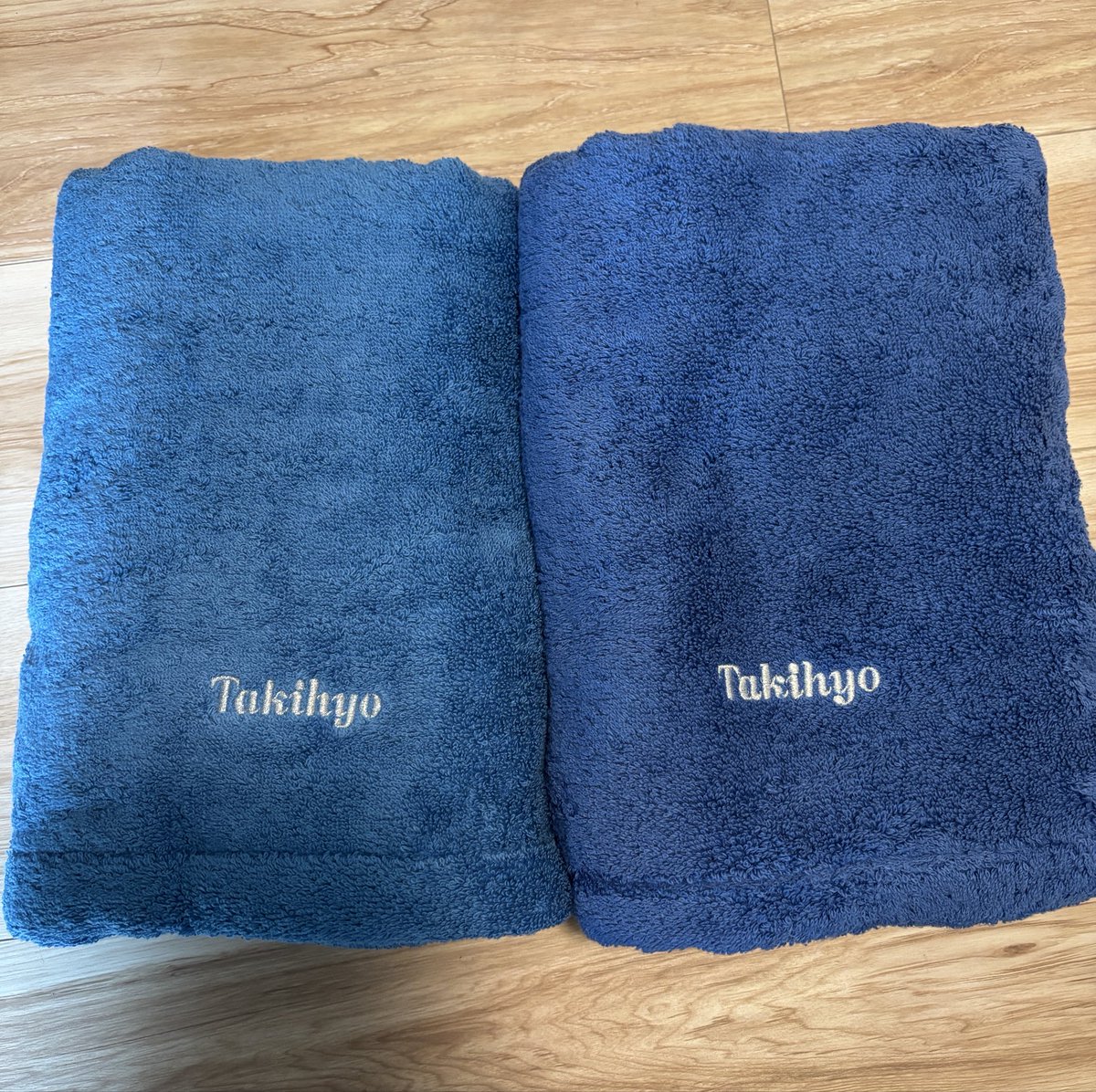 money_pitcher's tweet photo. タキヒヨー(9982)から、追加の株主優待
『上質なバスタオル』が届いた😊

右側→のタオルが今回無償交換・再送されたもの
左側←以前に頂いたタオル
100株保有で、計3つも貰えるなんて‼️😳
10名限定で、一宮工場🏭特別見学会　抽選申込の案内も📃
#タキヒヨー
#株主優待 https://t.co/tTIvuPlC9u