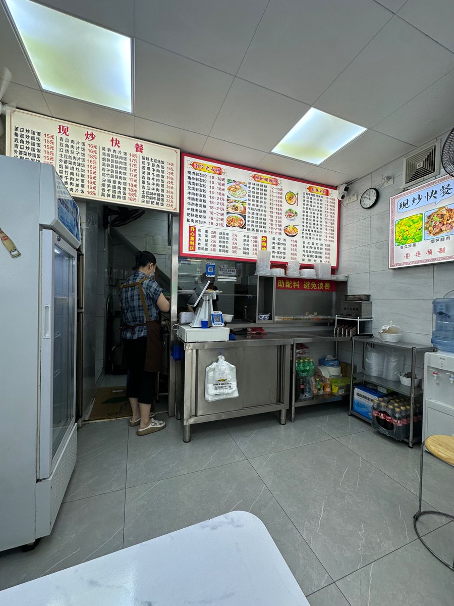 yusho009's tweet photo. 中国は何を食べてもおいしいのですごい。ちょい良い店も行ったが、こういう街の超ローカル飯の方が美味しい。
400円弱。 https://t.co/Pl4v3nhTGh