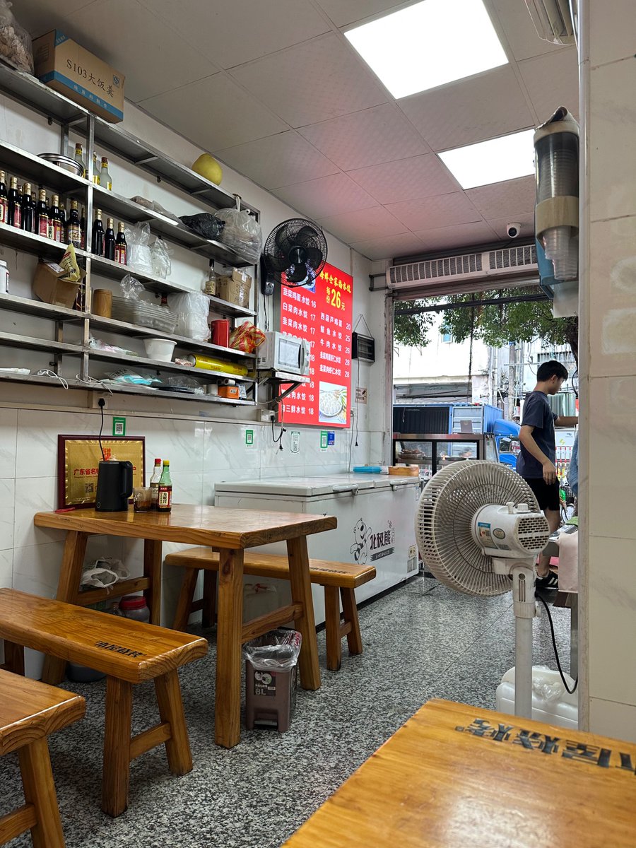 yusho009's tweet photo. 中国は何を食べてもおいしいのですごい。ちょい良い店も行ったが、こういう街の超ローカル飯の方が美味しい。
400円弱。 https://t.co/Pl4v3nhTGh
