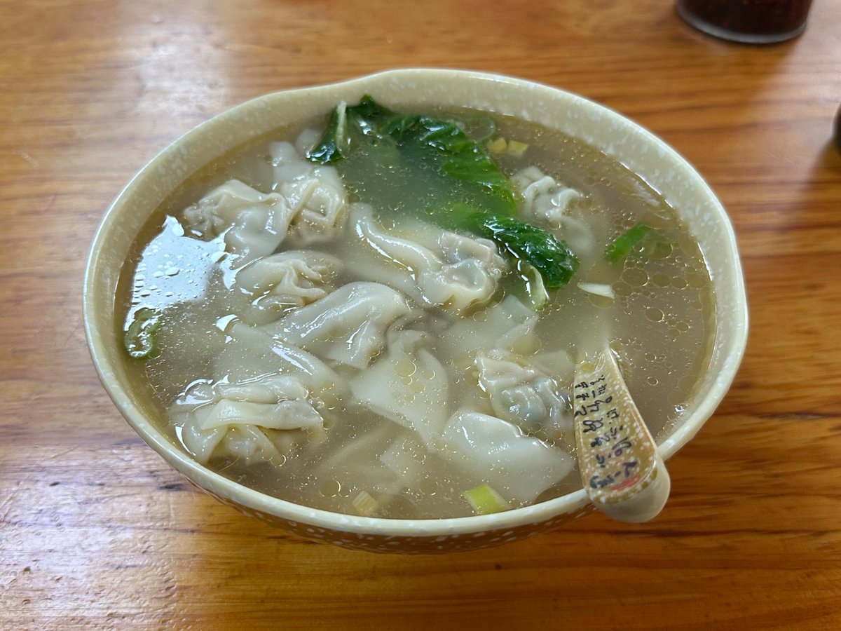 yusho009's tweet photo. 中国は何を食べてもおいしいのですごい。ちょい良い店も行ったが、こういう街の超ローカル飯の方が美味しい。
400円弱。 https://t.co/Pl4v3nhTGh