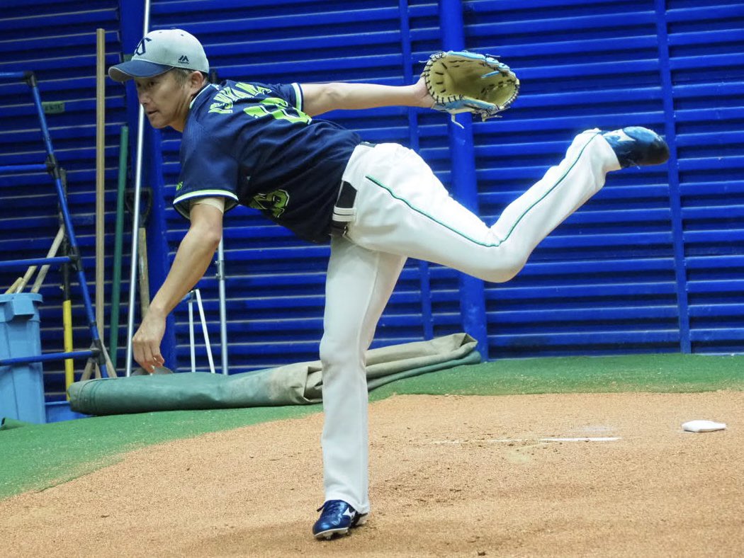 swallowspr's tweet photo. 横浜スタジアムでの試合は今シーズン最後。
本日の試合前練習は #石川雅規 投手も参加。

横浜スタジアムは、石川投手の長いプロ野球人生において、数々の節目が生まれた場所の一つでもあります🎞️✨

2010年には通算1,500投球回、
2011年には通算100勝を達成。
そして2020年には、先発勝利において大卒投手として史上初となる、プロ1年目から19年連続勝利を達成しました。

#swallows #燕心全開