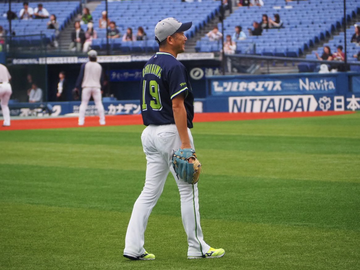 swallowspr's tweet photo. 横浜スタジアムでの試合は今シーズン最後。
本日の試合前練習は #石川雅規 投手も参加。

横浜スタジアムは、石川投手の長いプロ野球人生において、数々の節目が生まれた場所の一つでもあります🎞️✨

2010年には通算1,500投球回、
2011年には通算100勝を達成。
そして2020年には、先発勝利において大卒投手として史上初となる、プロ1年目から19年連続勝利を達成しました。

#swallows #燕心全開