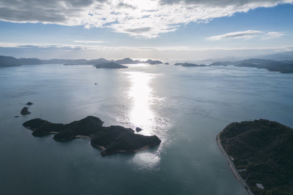 North_ern2's tweet photo. 瀬戸内の島と海の暮らしを物語るものに「図書館になった船」というものがある。日本唯一の、船の移動図書館「文化船ひまわり」なる希少な存在が、かつて広島県の海を島から島へ渡り巡っていたのだ。
文化船ひまわりはかつて広島県が所有した、いわゆる移動図書館だ。僻地や人口密度が低い地域では、公共施設へ行くにも手間がかかる。図書館法において図書館は国民に対して奉仕と運営が定められており、どこでも公平なサービスを提供をするものとされている。そこで、当該地域へ効果的に本を貸し出すサービスとして巡回式の移動図書館が昭和20年代後半より盛んになった。たいていはバスやワゴン車の内部を本棚に改造した文庫車両に来場者が直接入るまさに「移動図書館」なスタイルか、車で本を詰めた箱を地区内の施設に運び込んで貸出を行い、管轄の区域内を月単位で巡る形式であった。
しかし、広島県立図書館は船を図書館としたのである。これは芸予諸島を中心とした瀬戸内海に浮かぶ島々の人のためのものであり、日本でただ１つの図書館船…ひまわりは木造14mの船体に1500冊の本を詰め込み、瀬戸内の島から島へ本という文化と娯楽を運ぶ「文化船」として、昭和37年から昭和56年に廃止されるまでのべ約45万人、70万冊の本を届け続けた。
ひまわりが巡ったのは芸予諸島の19の島で、港へ来るのはだいたい２ヶ月に１度ほどのペースだった。島では子供たちを中心に巡回を心待ちにしており、時には歓迎のため島の小学校の先生たちが正装で迎えたり、汽笛が聞こえると港に向かって子供たちが黒集りになったという。瀬戸内海を約20ノットで進んだこの船は、ただの移動図書館ではない。島々へ文化を届ける、まさに文化船だったのだ。
ひまわりは高度経済成長期を経て架橋や分館の整備が進んだために廃止されたが、その後も縁あってかつて本を運んだ島の一つである芸予諸島の生口島は瀬戸田に保存されており、2021年には「ふね遺産」にも登録された。
移動図書館…北の僻地生まれの私もたしかに子供のころだいぶお世話になった。それはもちろんバス型のものであった。瀬戸内という内海の風土の中では、外からやってくるものは長い間船であり、今でも所によってはまだ車より船の交通の方がずっと便利なのだ。
瀬戸内や長崎、天草で海も生活空間…つまり「人の領域」だと感じたのは波が穏やかで島が多く海が怖くないことのほかに渡船やフェリーなどの海上交通が今でも多いことにあると私は現地に行くたびに感じる。文化船ひまわりはすでに廃止されているし、海上交通は年々数を減らしている。呉の音戸、尾道の福本渡船が廃止されたのは記憶に新しい。だが、それでも瀬戸内海や内海の島々においては、現代でもなお海は道、海は人の空間として、日常的に人々の生活の中で足元にある空間としてある。この船と海の身近な風土は、あの穏やかな海を滑り行く日常があるからだと私は思うのだ。橋では距離が遠すぎるんだ…。