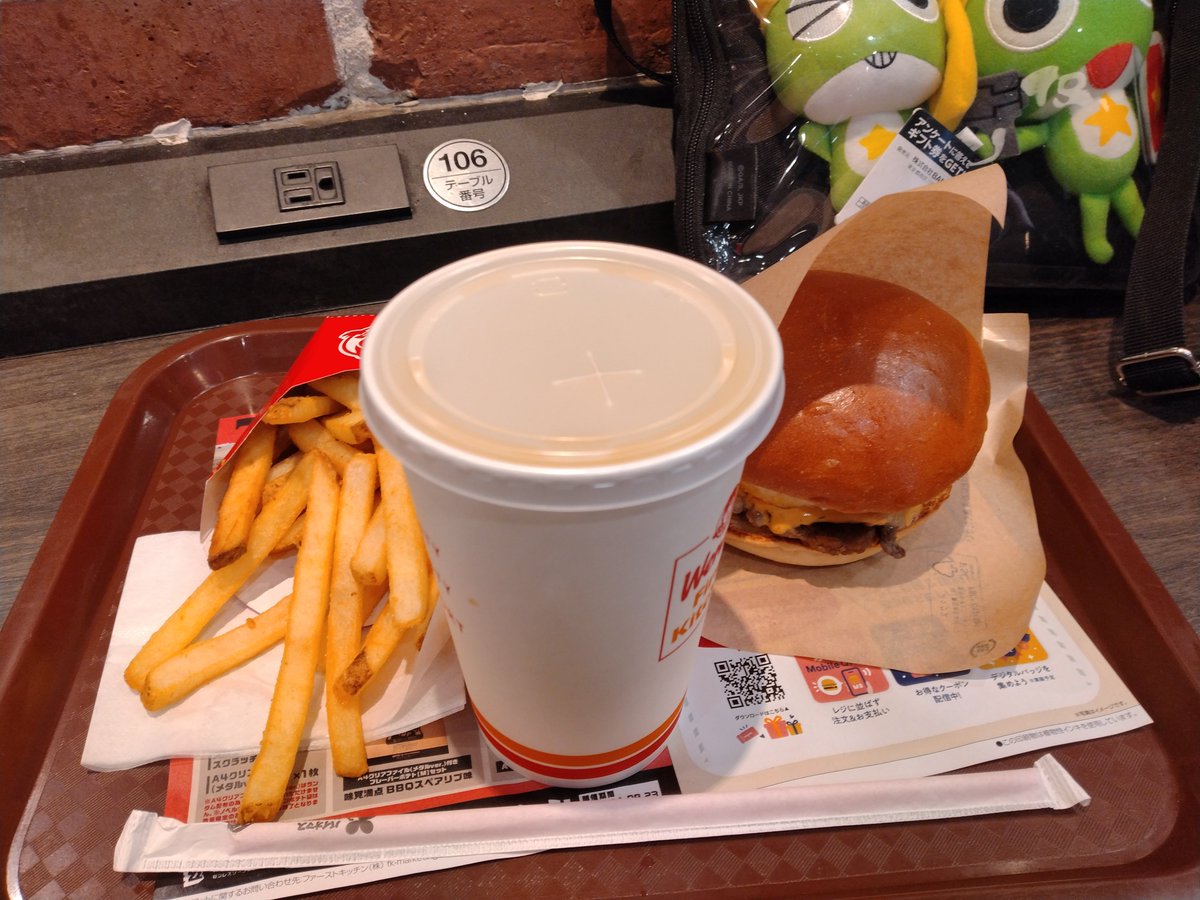 sakuramoti394's tweet photo. 今年初の月見系バーガーや！！
餅が入っていて美味しいです！
新しい味とモチモチが最高でした。 https://t.co/cD7rPrT65A