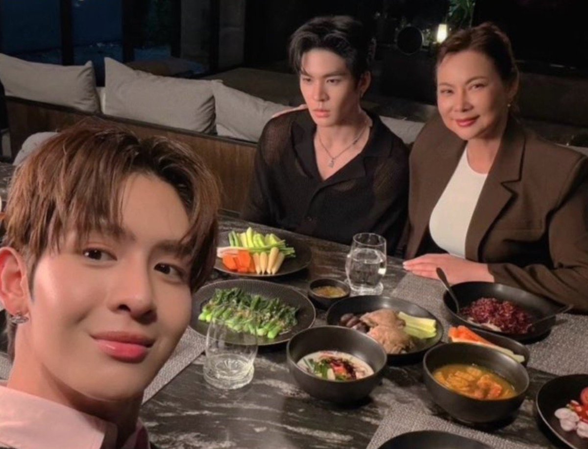 qinchh__'s tweet photo. @lesbokhem At least third doesn't look like he's held at gunpoint around wan #thirdwan #thirdwansupremacy #thirdnineisaflop #freethird https://t.co/BdRXu8AEN1