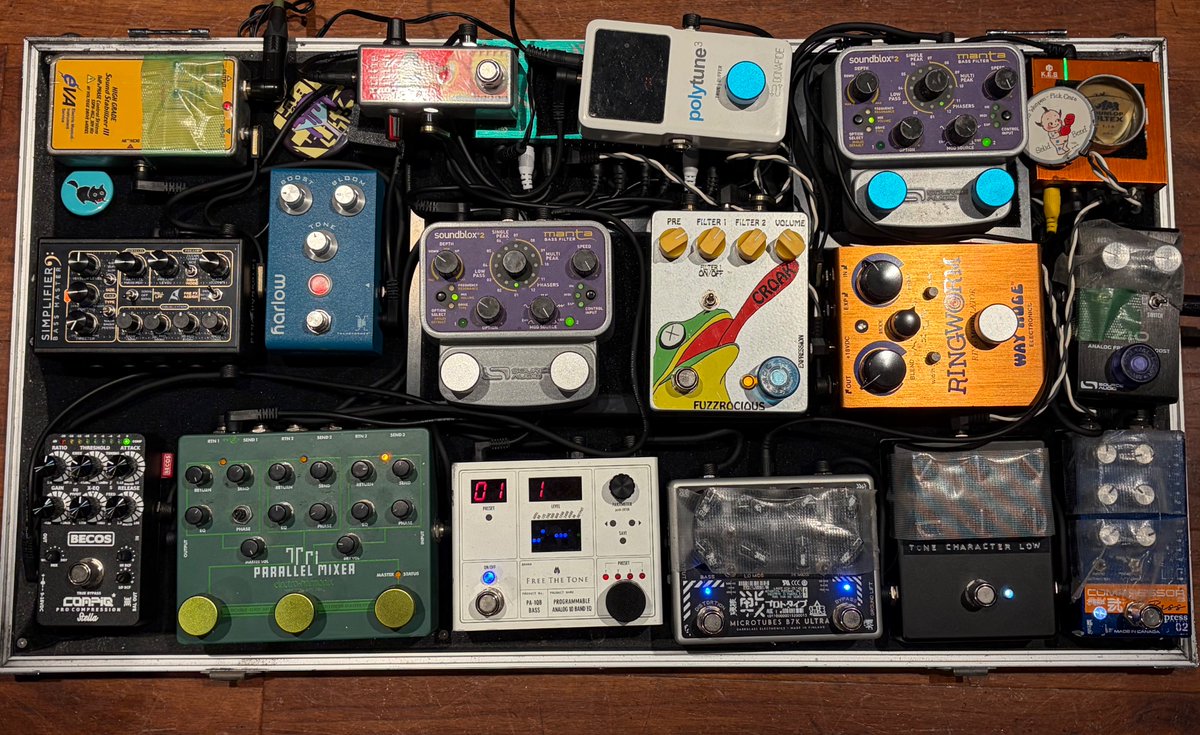 eugene_volg's tweet photo. ライン音だけの現場が増えてきたので対策しました
BECOSのコンプとbass masterが有能すぎる

#エフェクターボード2026秋 https://t.co/pSQMTEMXw0