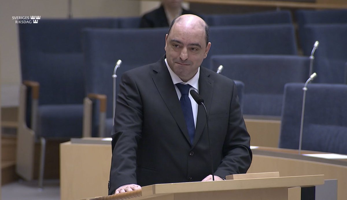 nimagap's tweet photo. Nu har rösterna räknats färdigt och tyvärr har jag åkt ut ur riksdagen.

Jag vill tacka alla er som har kryssat mig och gett mig stöd genom åren. Det har varit fyra tuffa år då jag har arbetat rätt hårt, eftersom jag inte accepterar något annat än att representera det svenska folket med den värdighet, pliktkänsla och hängivenhet som det svenska folket förtjänar.

Sammanlagt har jag fått vara heltidspolitiker i åtta år, fyra år som politisk sekreterare i Malmö och fyra år som riksdagsledamot.

Nu när jag står utan ett politiskt uppdrag ser jag en möjlighet att återgå till ett riktigt jobb och ett normalt liv, vilket känns trevligt.

Jag är glad och stolt över att jag efter 13 år i Sverigedemokraterna och 12 år som förtroendevald för Sverigedemokraterna kan avsluta mitt aktiva engagemang i partipolitiken på det här sättet, med rak rygg och hedern i behåll, utan skandaler, utan svek och med medlemmarnas respekt.

Tack för den här tiden.