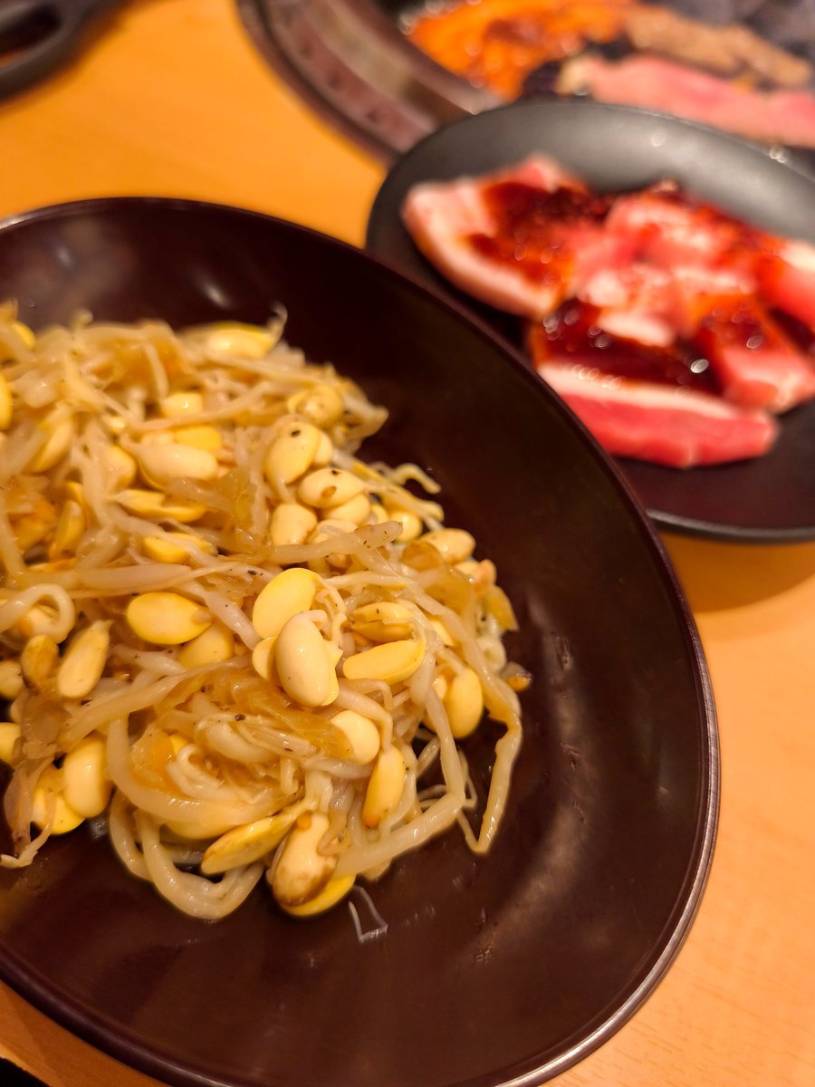 ru0107's tweet photo. 焼肉に兄様の好物を食べに行きました
夢に見るほど焼肉楽しみにしてたのに初手ラーメン食べて無事に敗北した
前回はわんこソフトクリームして敗北したのに https://t.co/WmYMhjk0g0