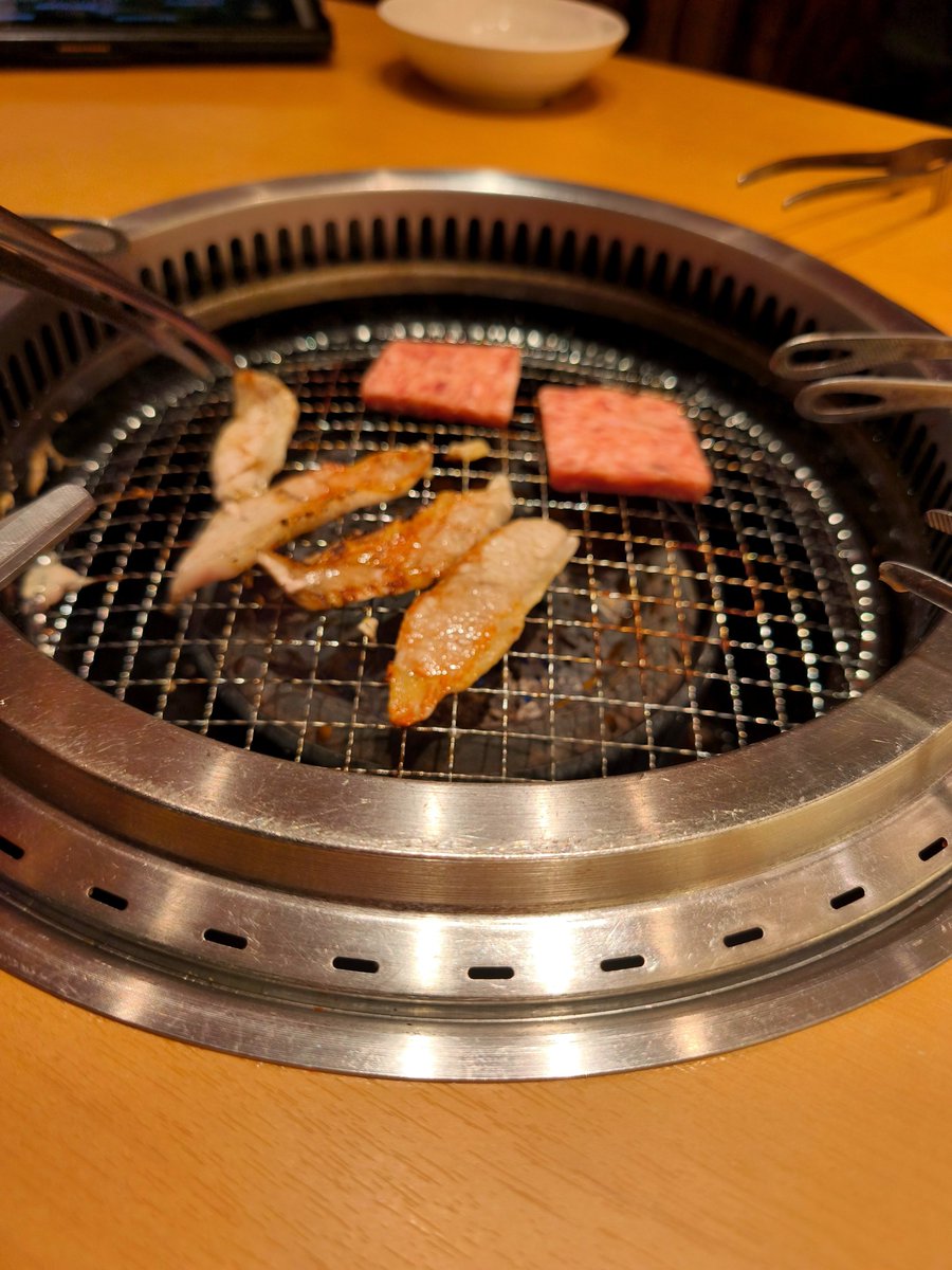 ru0107's tweet photo. 焼肉に兄様の好物を食べに行きました
夢に見るほど焼肉楽しみにしてたのに初手ラーメン食べて無事に敗北した
前回はわんこソフトクリームして敗北したのに https://t.co/WmYMhjk0g0
