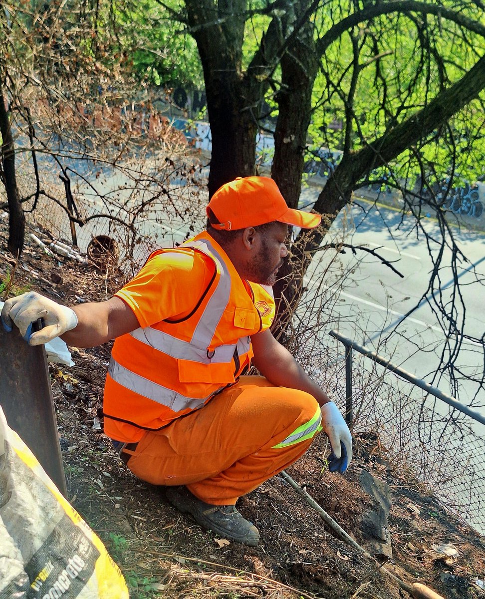 CreassJHB's tweet photo. 🧡🦺☀️🌿
#CreassCommunityServices #MelvilleSecurityInitiative #MelvilleResidentsAssociation 
#CommunityCleanUp #Community #Johannesburg #Joburg 

🔸️ 🔸️ 🔸️ https://t.co/HDna2mx7Lh