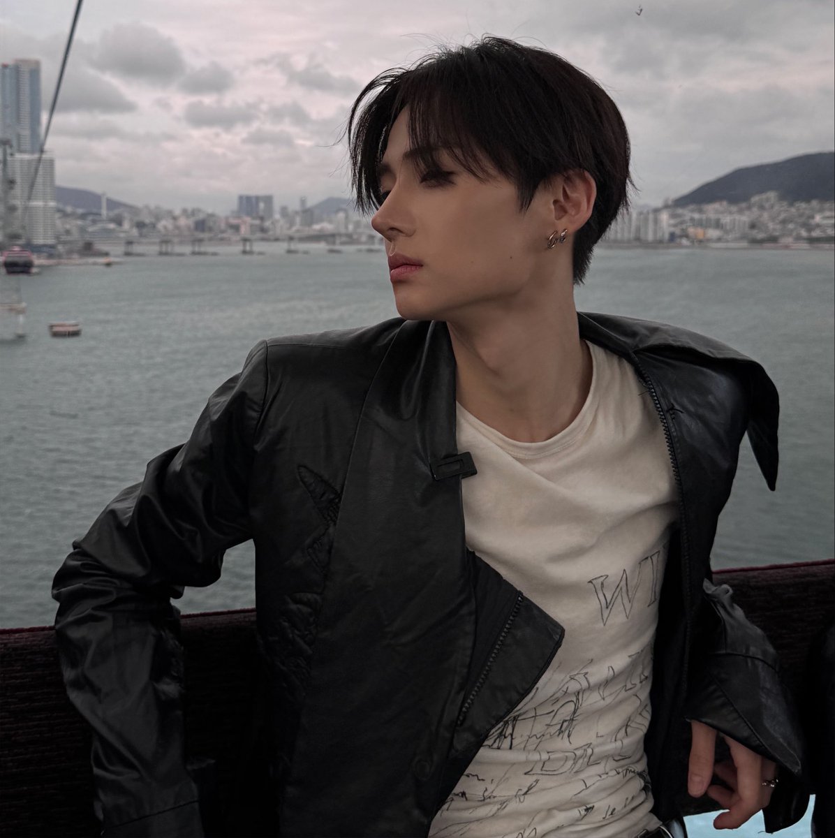 4isser's tweet photo. ㅇㅅㅇ 쟤 방금
날 본 건가?

다정한 어깨동무. 쌔끈한 가죽 재킷. 밀착한 상체. 담배 연기. 민소매만 입고 볼을 맞댄 커플 셀카. 둘이 사귄 지 이제 거의 1년 됐을걸. 진짜 몰라? 권지우잖아. 권은형 선배 동생. 마른 손목을 감싼 보테가 베네타 팔찌. 여자의 희고 여린 목선에 나른하게 묻은 입술. 피곤하고 나른한 눈빛. 내가 강지 그년 왜 조졌는지 알아? D+326.

뒤통수가 따가웠다. 속이 토할 듯 울렁거렸다.