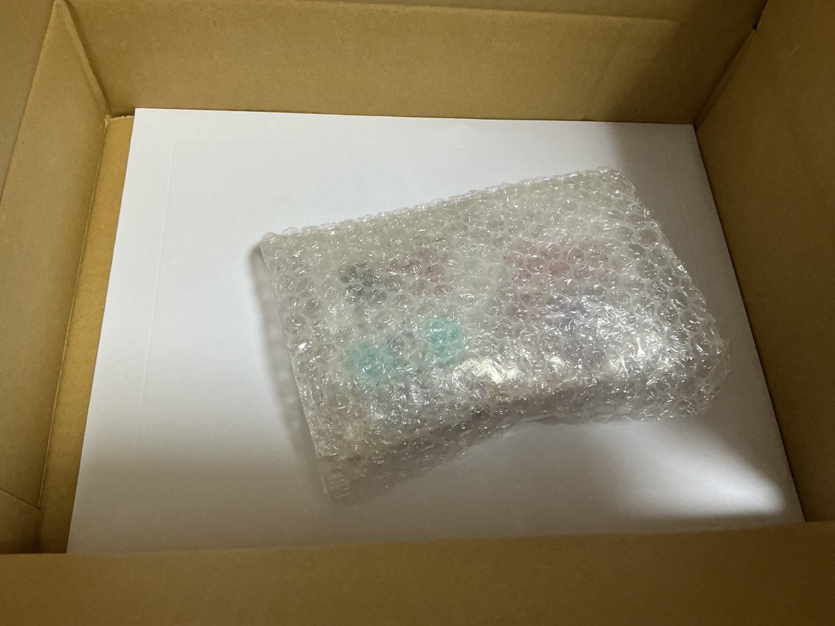 ayumachin's tweet photo. 佐川から荷物届いたけど2箱届いたんで、あれ？そんなに買ってたっけと思ったら1箱はディザードでしたw

で、アソビの方は案の定ふわふぇいすは入っとりませんでしたよっと。

だったらあんないい加減な発送メール送るなよ。
納品書も付けるのやめちゃったんだからホントに分納にしてるのか分からないじゃないかよ。
今回はチケットから始まってグッズまで、なんかコケにされて気がして流石に腹が立ってきた。。。

せっかくのソロなのにモチベダダ下がりだよ。