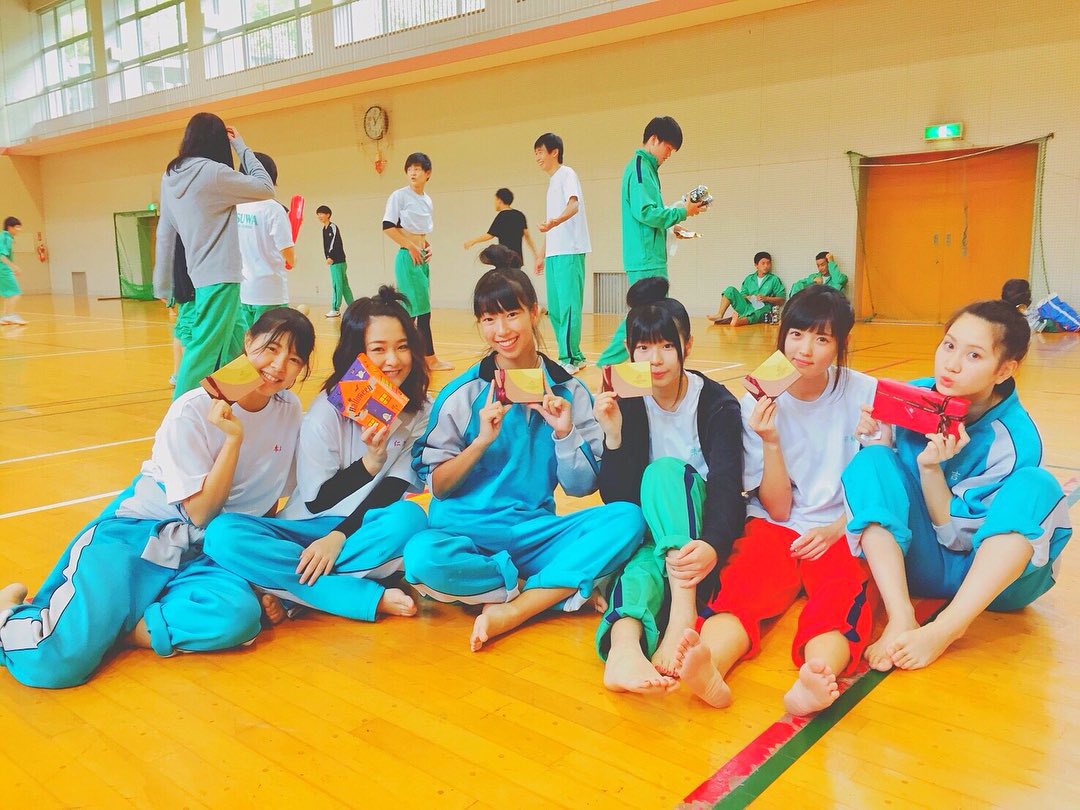Korepyon0801's tweet photo. 数年前にfacebookで見つけた、高校の体育の授業？の様子です。
1.2枚目の右から2番目の子の足裏のカタチがドンピシャに好みです👣

#足裏フェチ
#足の裏
#素足
#裸足フェチ https://t.co/REMiJv0ZKE