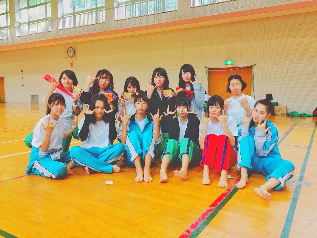 Korepyon0801's tweet photo. 数年前にfacebookで見つけた、高校の体育の授業？の様子です。
1.2枚目の右から2番目の子の足裏のカタチがドンピシャに好みです👣

#足裏フェチ
#足の裏
#素足
#裸足フェチ https://t.co/REMiJv0ZKE