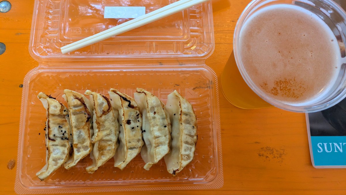 akikawa2015's tweet photo. ラーメンフェスに行くはず…が餃子食べてる
#餃子 https://t.co/MUHsxR5pyG