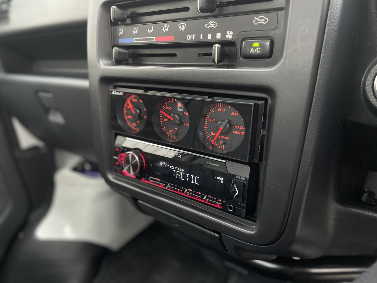 shinku_prpr's tweet photo. キャリイにDIN-Gauge(本物)つけてしまった
軽トラとは思えんくらい内装キマってきた https://t.co/rEwdsAn3nk