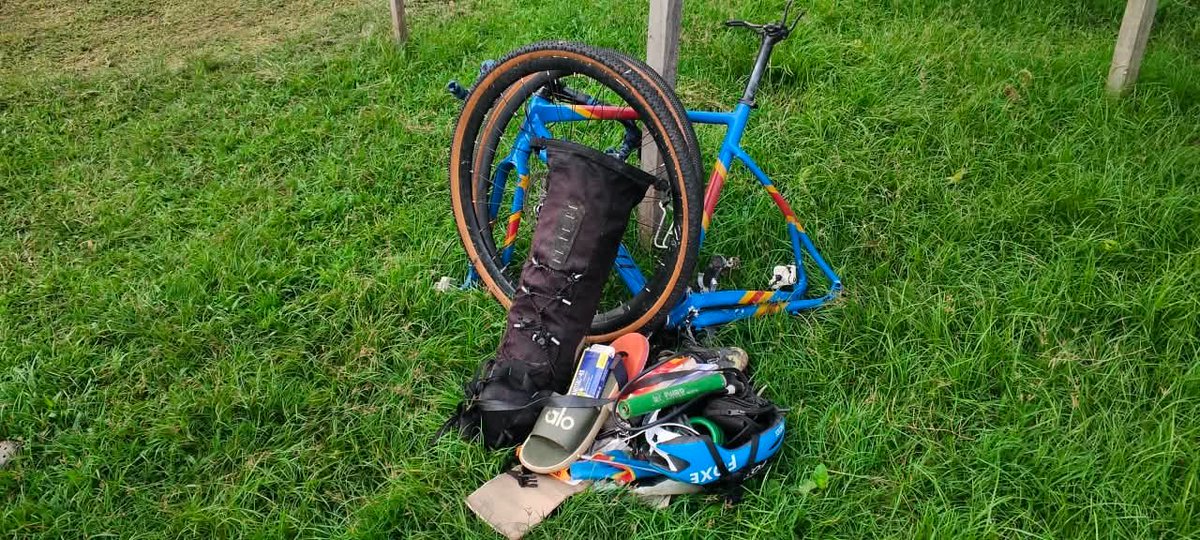 acprdcongo's tweet photo. L’accident qui a coûté la vie vendredi au cycliste congolais Miguel Masaisai, qui reliait Goma, en République démocratique du Congo (RDC), à Rabat, au Maroc, dans le cadre d’un message de paix, a fait quatre morts, dont le chauffeur à l’origine de l’accident, à Ouesso, dans le nord du Congo-Brazzaville, a-t-on appris de source diplomatique.

« Un chauffeur d’un gros véhicule a percuté notre compatriote qui est mort avec trois autres personnes, y compris le chauffeur », a expliqué à l’ACP un diplomate congolais de Kinshasa en poste à Brazzaville.

« Notre compatriote a été reconnu grâce à son passeport. Son corps, déchiqueté, est actuellement à la morgue de Ouesso, à près de mille kilomètres de Brazzaville », a encore expliqué le diplomate.

Le président de la communauté congolaise de Kinshasa installée à Ouesso suit de près la situation et est en contact permanent avec l’ambassade, qui a dépêché une équipe sur place, a-t-il précisé.

D’autres informations sur notre site : https://t.co/tGEWJ2Bgzn