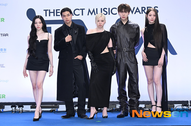 kchartsmaster's tweet photo. ALLDAY PROJECT at the 2026 The Fact Music Awards red carpet. https://t.co/x09KJUHvie