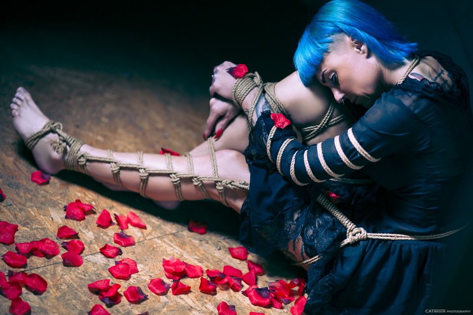 catmason_ropes's tweet photo. Still one of my favourite photosessions of 2019... 

#shibari #catmason #rigger #ropeart #stuttgart #lostplace #kinbaku #ropelove #bondage #romanticbondage #photoshooting https://t.co/hhWvfHNZc0
