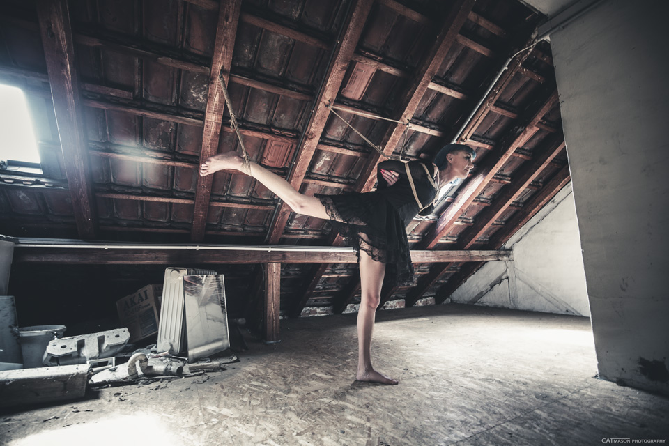 catmason_ropes's tweet photo. Still one of my favourite photosessions of 2019... 

#shibari #catmason #rigger #ropeart #stuttgart #lostplace #kinbaku #ropelove #bondage #romanticbondage #photoshooting https://t.co/hhWvfHNZc0