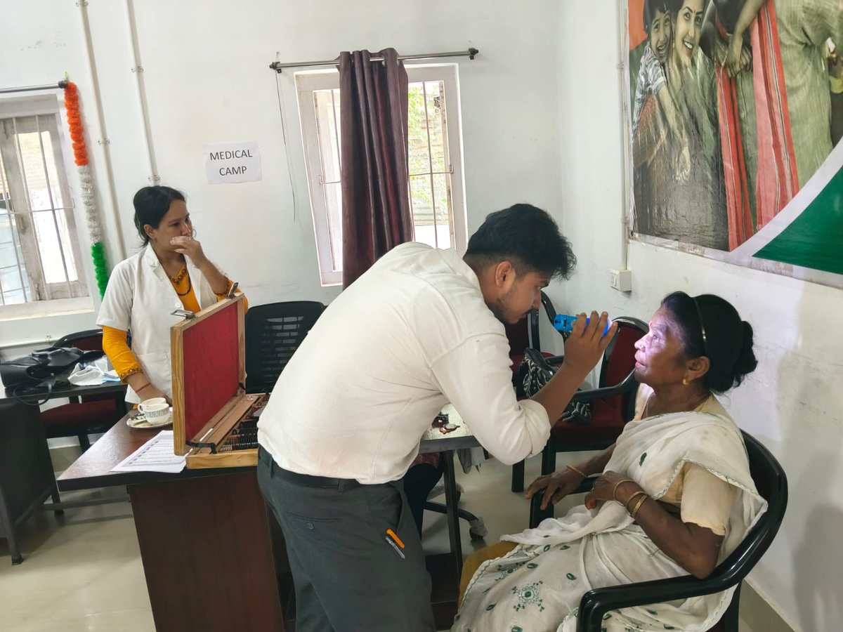 fcidojorhat's tweet photo. As part of Swachhta Pakhwada, FCI DO Jorhat organised an eye testing camp on 19.09.26 in collaboration with Chandraprabha Hospital, focusing on labourers and Safai Karmacharis. Local residents around the depot were also given access as an outreach initiative.

#SwachhtaHiSeva https://t.co/Z5NtINB0Ud