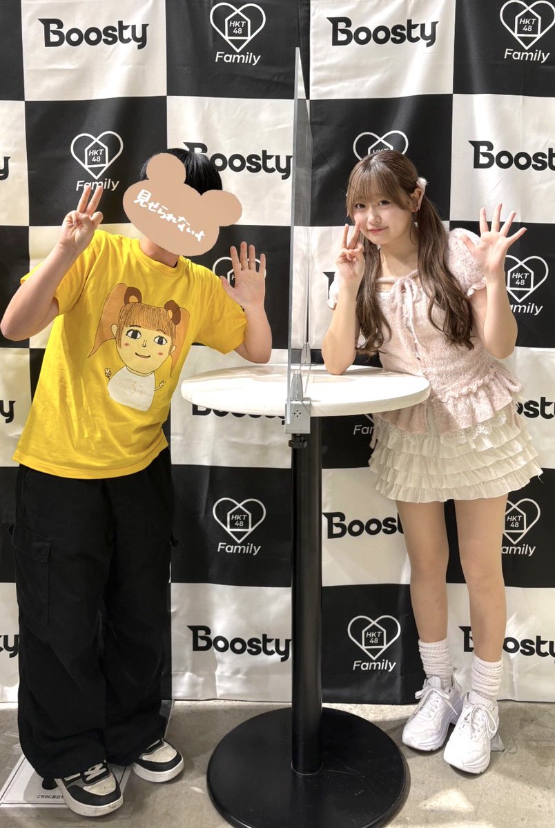 chisa_0722's tweet photo. Tシャツの✌️指描き間違えてるよのポーズ✌️🖐️
自分の手を見ながら描いたから間違えたのもいぶきらしいね😂

#石橋颯 
#Boostyファンまつり2026 https://t.co/izTjjMLu1p