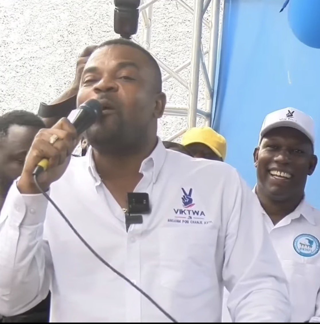 JoudaKreyol's tweet photo. 📍 Ayiti Eleksyon |
Yè Vandredi 18 septanm 2026 la Responsab pati politik DEHFI a Doktè Martial Benêche prezante nan komin Dèlma Wilner @wilnerjosephht kòm kandida pou pòs prezidan .
#DEHFI+#VIKTWA
#JoudaKreyòl #Delmas #WilnerJoseph #Eleksyon2026 https://t.co/AiNZtdPak0