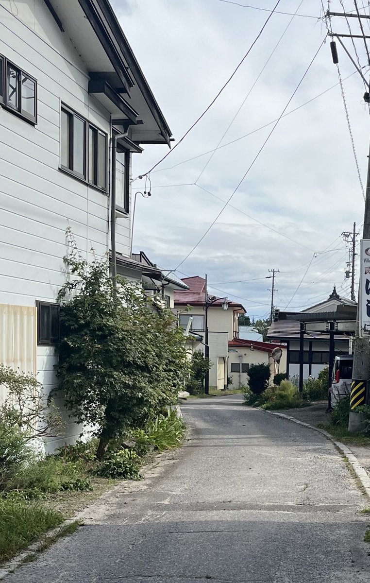 neo_asakin's tweet photo. 40数年前の記憶。懐かしかったよぉ。何でもないこの小径がアオハルだったなー。いい日になった。エンジョイホリデー＾＾ https://t.co/dRyEJ2Gezu
