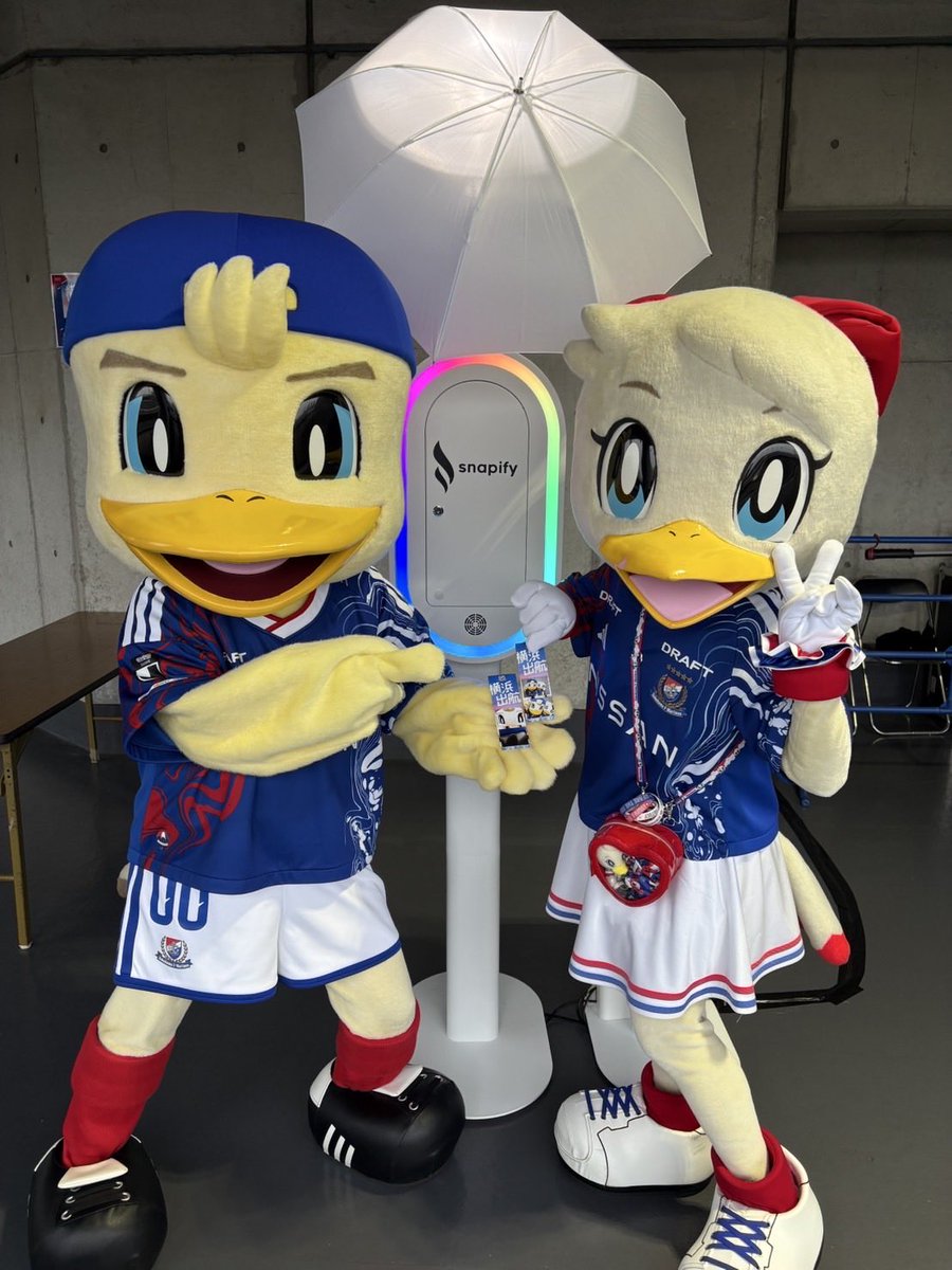 prompt_fmarinos's tweet photo. ／
「横浜出航」フォトブース📸
＼

#マリン と #マリノスケ もチャレンジ🔥
撮影した写真は、その場でデータをスマートフォンへお渡し（リアルタイム共有）できるほか、プリントサービスも実施✨

📍 スタジアムコンコースE11付近
⌚️ 17:00~ハーフタイム終了（20:30ごろ）

#fmarinos https://t.co/QIVWImsFrB