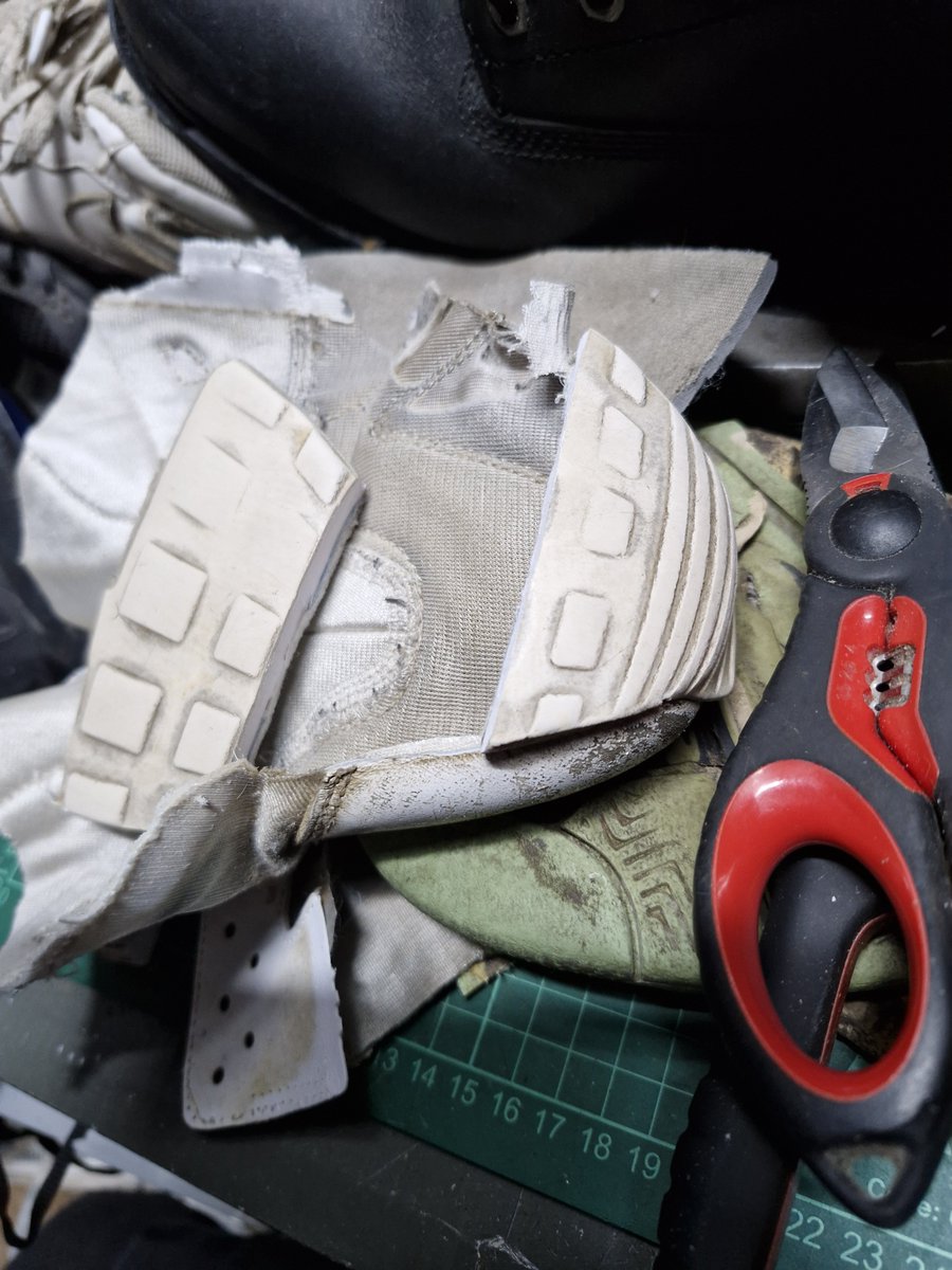 swallowmyairs's tweet photo. Latest Nike I've destroyed Nike Air Huarache trashed, eaten and digested 😋#niketrainers #getinmybelly #digested #nikehuarache #destroyedsneakers #bellyfulloftrainers https://t.co/fG0Leaf2TW