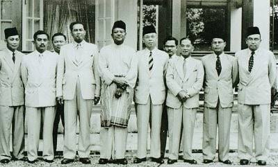 azrulmohdkhalib's tweet photo. In 1956, communities pooled their jewelry and gold to help fund a trip to London to negotiate independence from the British.

70 yrs later, people are donating their gold and money to pay the fine and ensure house arrest of a convicted felon who stole millions if not billions. https://t.co/DnmiAihN0g