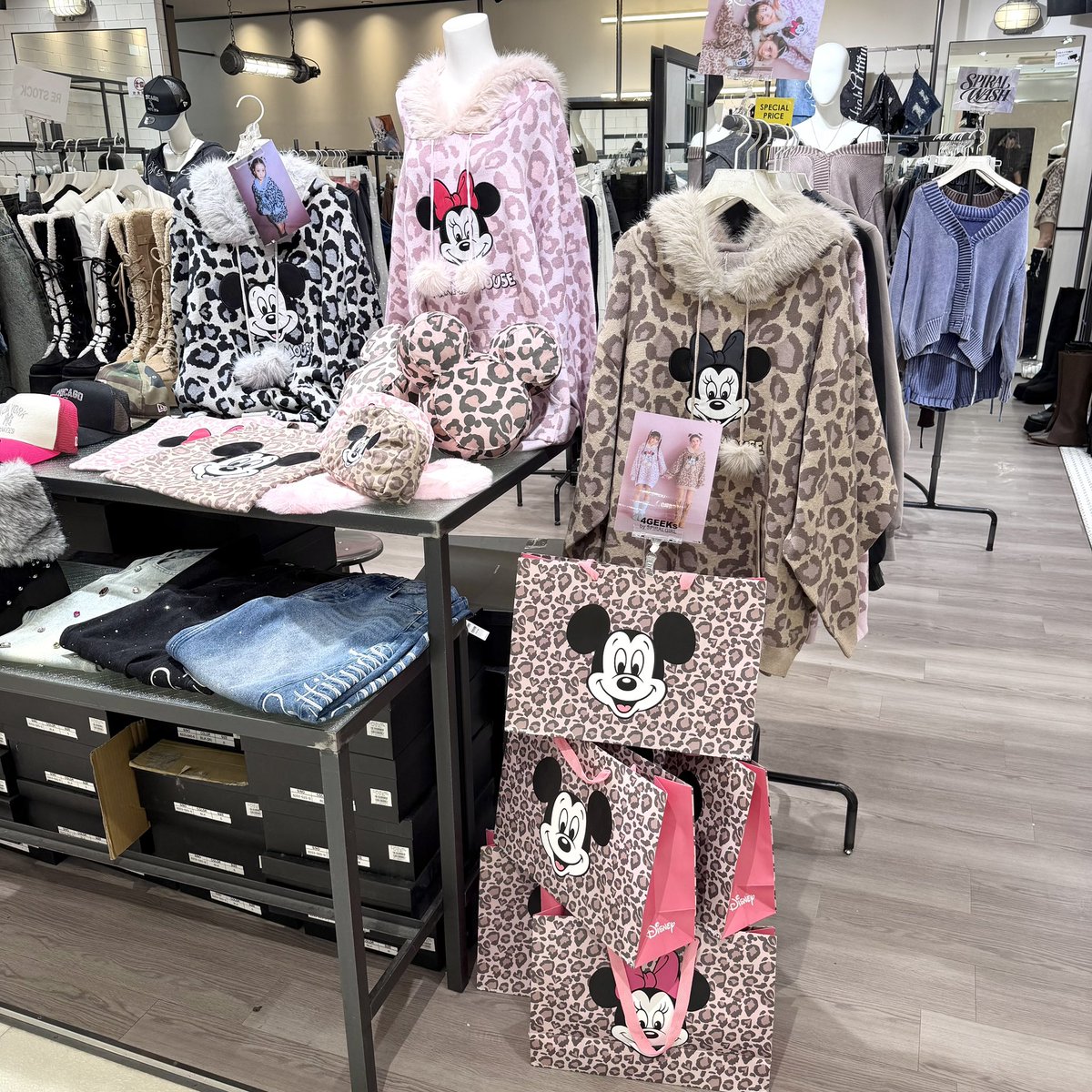 SHIBUYA109NET's tweet photo. SPIRLGIRLのDisney Leopard Collectionが発売中だよ➰🪄

全種類集めたくなっちゃうかわいさ💘݁𖥔. https://t.co/cjlXoaJnoc