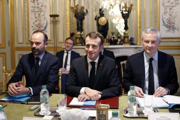 AntoineMor80's tweet photo. Voilà les responsables de la faillite de la France. Ne l’oubliez jamais ! https://t.co/XOwmPbTh8P