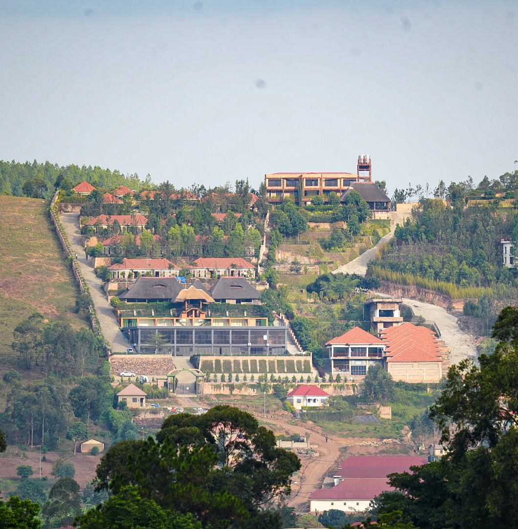 brianmixologist's tweet photo. Someone in mbarara dug up a hill and set up a hotel 🙌🙌🙌🙌 https://t.co/UmPsWouO3K