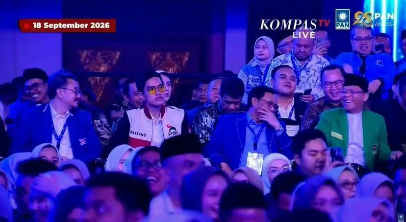 keluhkesahkonoh's tweet photo. Di saat Presiden ngomong, “Pakar-pakar itu G*blok,” dan hampir semua orang partai di situ malah ketawa...

Gue malah ngeliat wajah Mas Kaesang datar 😭😭

Mau bilang kameranya disabotase, nggak mungkin kan dia tahu Presiden bakal ngomong apa? Orang itu pidatonya juga tanpa teks. As always.

Mas Kaesang, jangan sampai gue muji lo terlalu dini yaa. Jujur takut banget 😭🙏