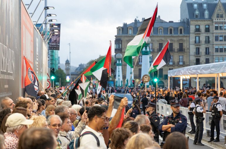 ideiazabaldub's tweet photo. 🇵🇸| Bart arratsean Palestinaren aldeko elkarretaratzea egin zuten Zinemaldiaren irekiera galan.

#74SSIFF
#FreePalestine
#StopGenocide https://t.co/qfKroTSAox