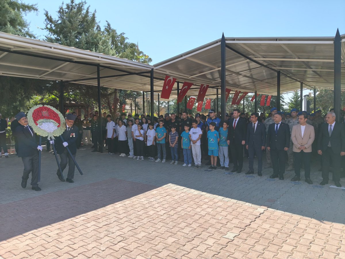 sanliurfa_chp's tweet photo. 19 Eylül Gaziler Günü dolayısıyla Şanlıurfa Valiliğimiz tarafından Osman Bey Şehitliği’nde düzenlenen çelenk sunma törenine,  İl Bşk.Yardımcımız Mehmet Salih Kılıç katıldı.
Başta Gazi Mustafa Kemal Atatürk olmak üzere tüm gazilerimizi saygı, minnet ve şükranla anıyoruz. 🇹🇷 https://t.co/vSlRnVapIF