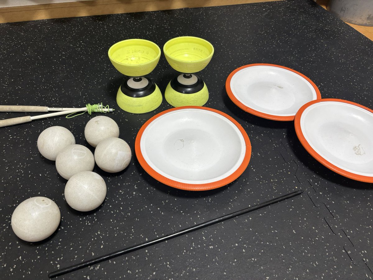jugkora's tweet photo. 開演前にロビーで、ジャグリング体験コーナーを用意してます！
パフォーマーが実際に使っている道具を実際に体験してみてください！

ボールや皿回しの販売もあります！！ https://t.co/pRsaoNeEDS