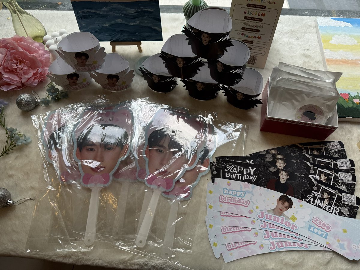 takewo919's tweet photo. เพิ่มของฝากไว้ที่ชั้น 2 แล้วนะคะ🎁✨
(เป็นของที่เหลือจากปีที่แล้ว ต้องขอโทษด้วยนะคะ 🥹)

ใครแวะมาที่คาเฟ่
อย่าลืมหยิบกลับไปเป็นของฝากกันนะคะ💕
รับได้เลยน้าา🫶🏻

#JuniorATLAS29thBDProjects 
#ATLASth #ATLAS_th 
#JuniorATLAS https://t.co/4uj0JsqN5t