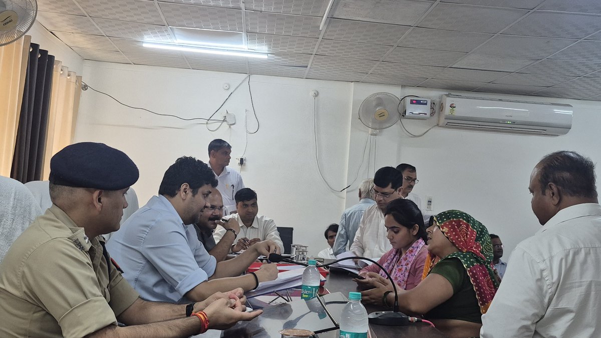 Dm_Aligarh's tweet photo. तहसील गभाना में ���योजित संपूर्ण समाधान दिवस में शिकायतों समस्याओं को सुनकर सबंधित अधिकारियों को गुणवत्तापूर्ण निस्तारण के निर्देश दिए। https://t.co/61DQ9v36Ie