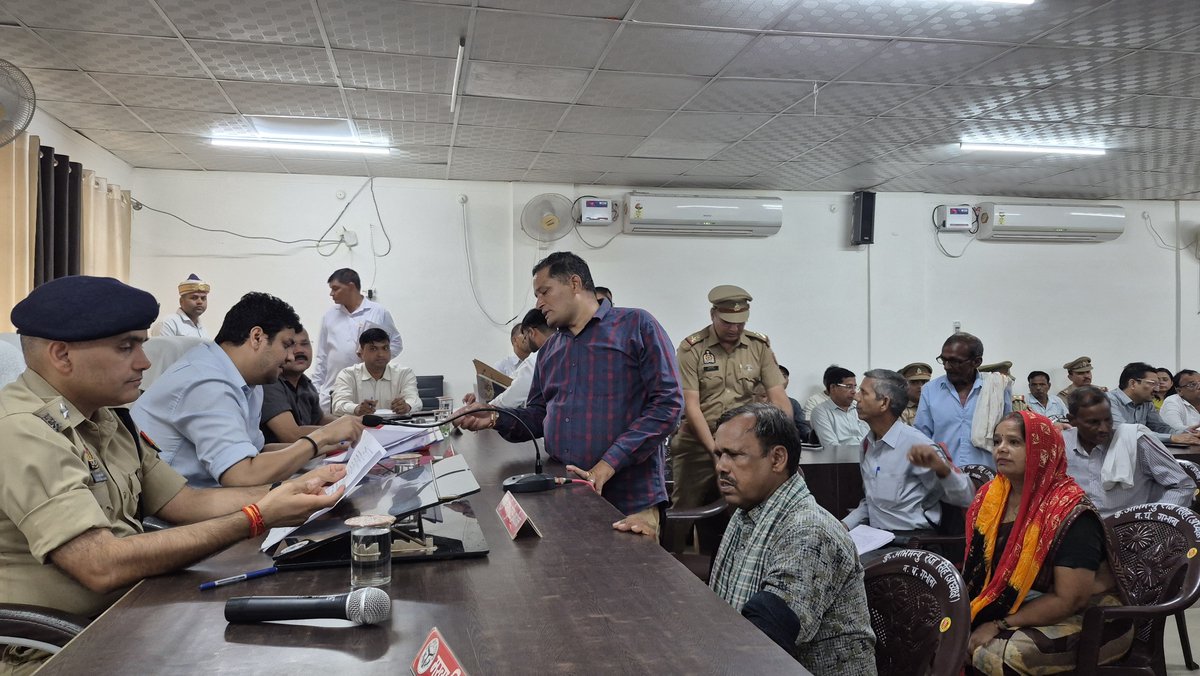 Dm_Aligarh's tweet photo. तहसील गभाना में ���योजित संपूर्ण समाधान दिवस में शिकायतों समस्याओं को सुनकर सबंधित अधिकारियों को गुणवत्तापूर्ण निस्तारण के निर्देश दिए। https://t.co/61DQ9v36Ie