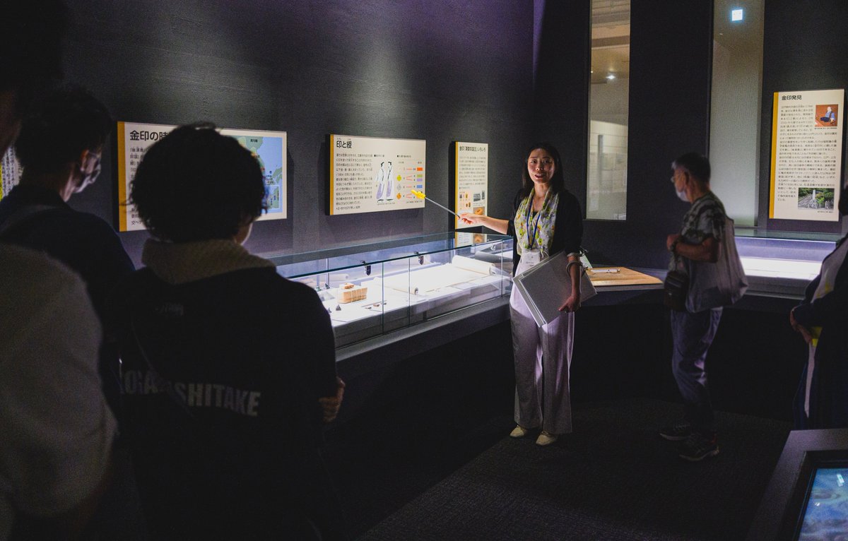 fukuokaC_museum's tweet photo. 本日、学芸員による「金印ギャラリートーク」を開催しました。 「重さはどれくらい？」「どう使うの？」など、国宝「金印」のナゾを深掘りしました。 ご参加いただいた皆さま、ありがとうございました！次回は11月21日（土）開催予定です。ぜひご参加ください！#博物館 ＃国宝 https://t.co/5YJjLqgPfo