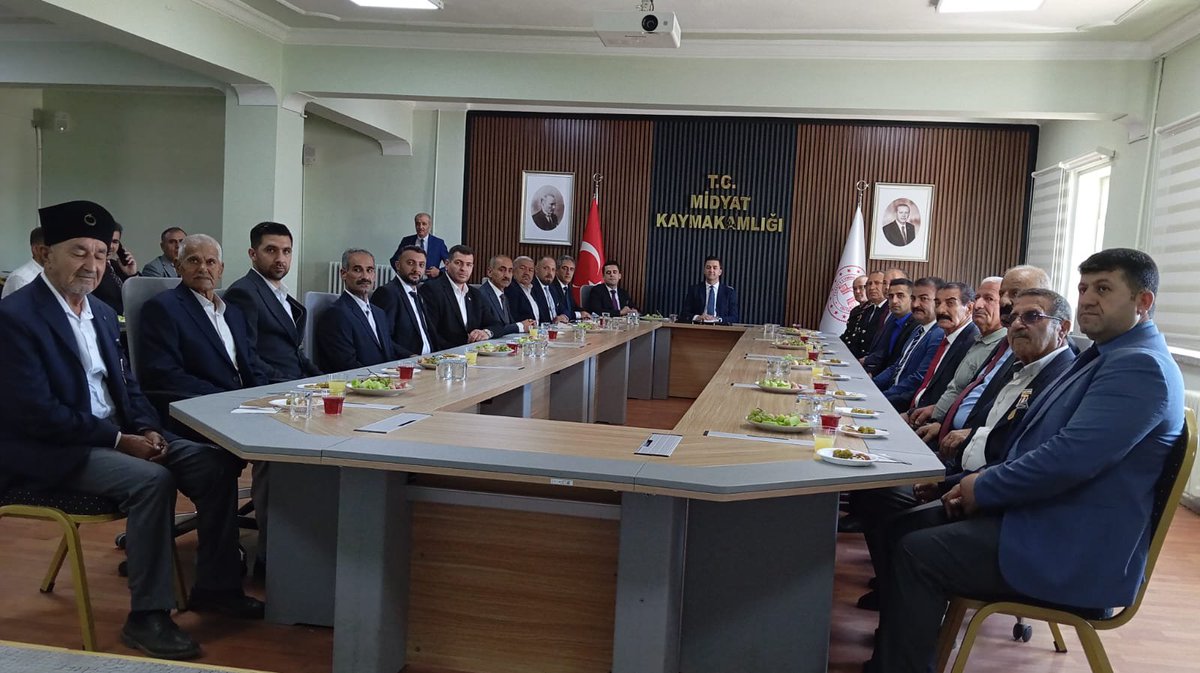 Atillayaris47's tweet photo. 19 Eylül Gaziler Günü Anma Programı

19 Eylül Gaziler Günü dolayısıyla Hükümet Konağı önünde düzenlenen çelenk sunma ve anma programına; Kaymakamımız Sayın Mehmet Kaya, Belediye Başkan Yardımcımız Sayın Rıdvan Akyol, kıymetli gazilerimiz ve kurum amirlerimizle birlikte katılım sağladık.

Vatanımızın bağımsızlığı ve milletimizin huzuru için fedakârlık gösteren tüm gazilerimizi minnet ve şükranla anıyor, ebediyete irtihal eden gazilerimize Allah’tan rahmet diliyorum.

19 Eylül Gaziler Günü kutlu olsun.

 #AtillaYarış
#AKPartiMidyat
#19EylülGazilerGünü