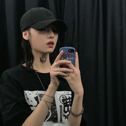 loveaeyyy's tweet photo. 🧢 🎁 🌹 Is it too early for Halloween decorations? https://t.co/g5CioNZKyI